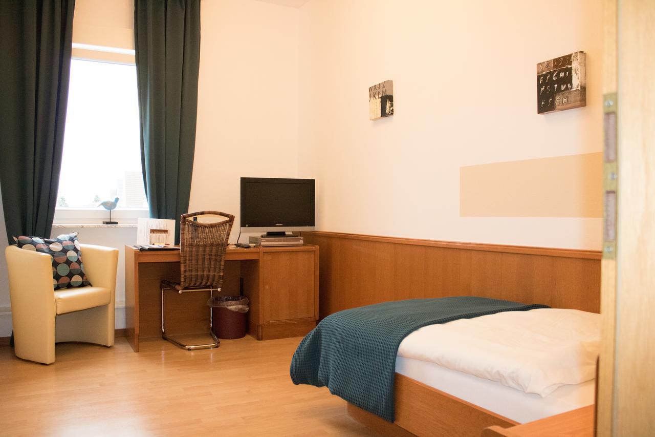 Stadthotel Russelsheim Bagian luar foto